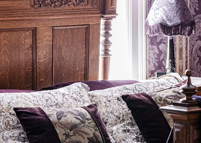 Vrooman Mansion Hotel *