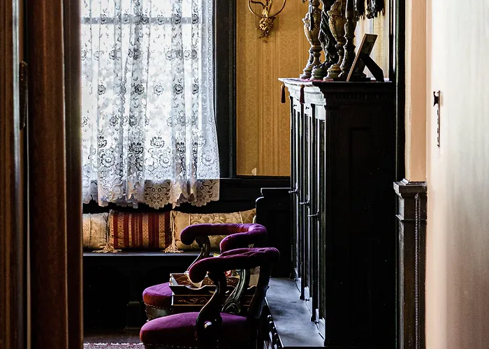 Vrooman Mansion Hotel *