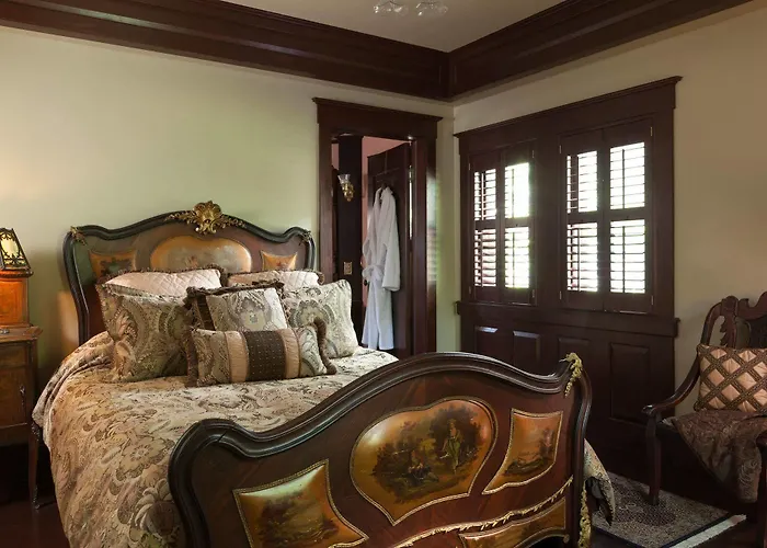 Vrooman Mansion Hotel *